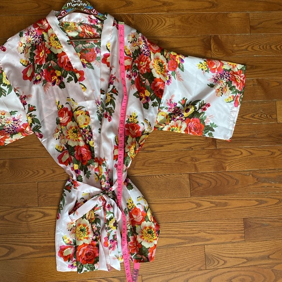 Silky short pink/ floral robe/intimates with belt. - Picture 9 of 12